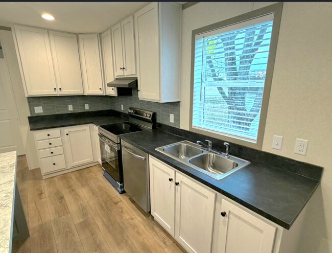 Foto del edificio - 7145 S Meridian St