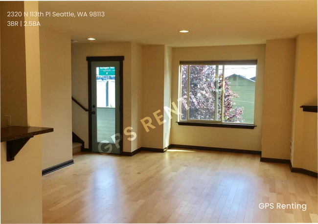 Building Photo - 3 Bed 2.5 Bath Town Home in North Seattle