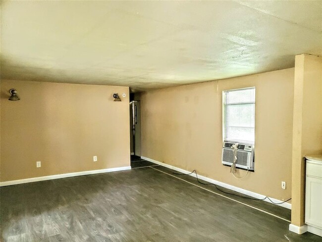 Building Photo - 886 Queenswood