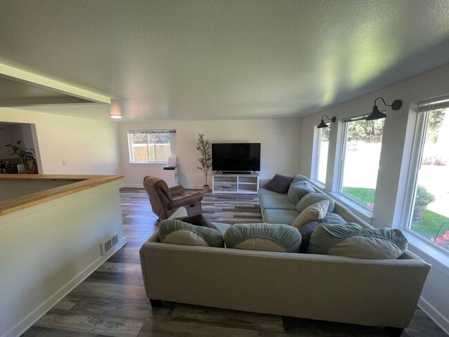 Building Photo - Charming 4-Bedroom with Open Floor Plan & ...