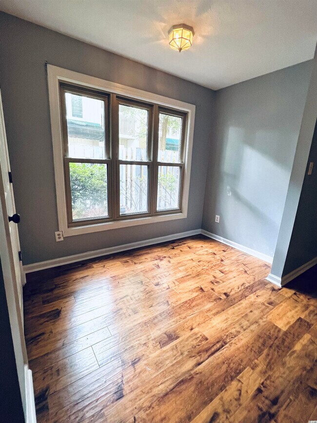 Building Photo - 404 75th Ave N