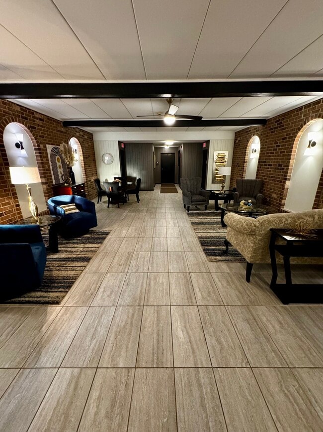 Building Photo - 603 S River Rd