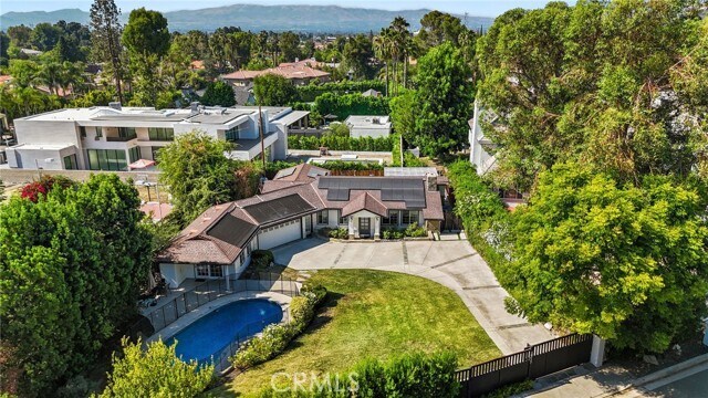 Building Photo - 18433 Tarzana Dr