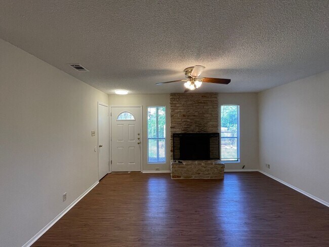 Foto del edificio - Great single-story 3/2 duplex on a quiet c...