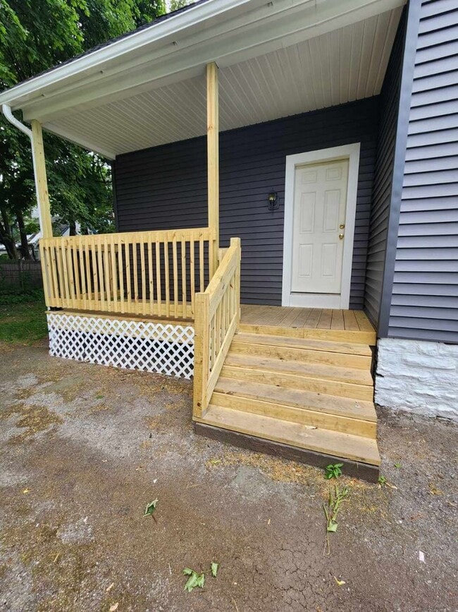 Building Photo - Three Bedroom Single Family Home!