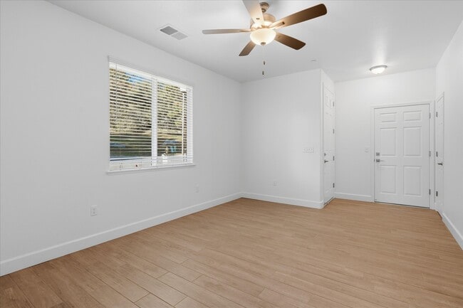 Foto del edificio - 40519 Bollinger Pl