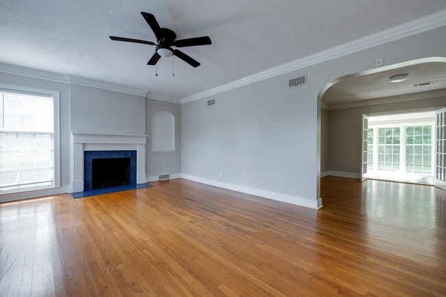 Building Photo - 2056 Jackson Ave