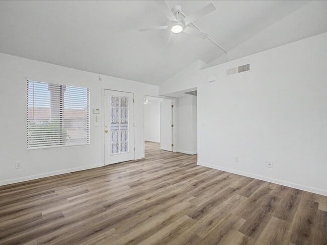 Building Photo - 3 bedroom, 2 bath, Garage