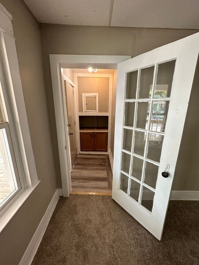 Foto del edificio - Spacious 5-Bedroom Home with 2 Full Baths, Freshly Rehabbed, Ready to rent