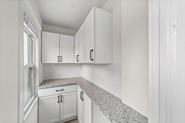 Building Photo - 1352 W 58th St