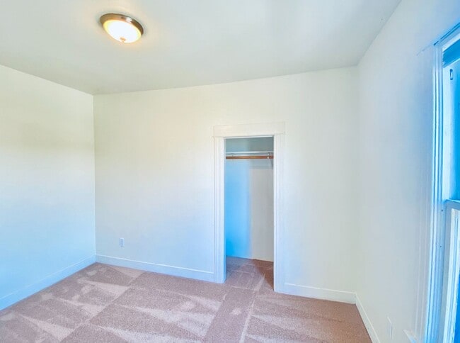 Building Photo - 2058 14th Ave W