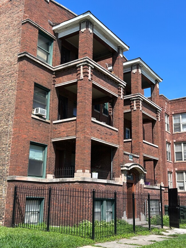 Photo - 7116 S Harvard Ave (Chicago, IL) Apartment