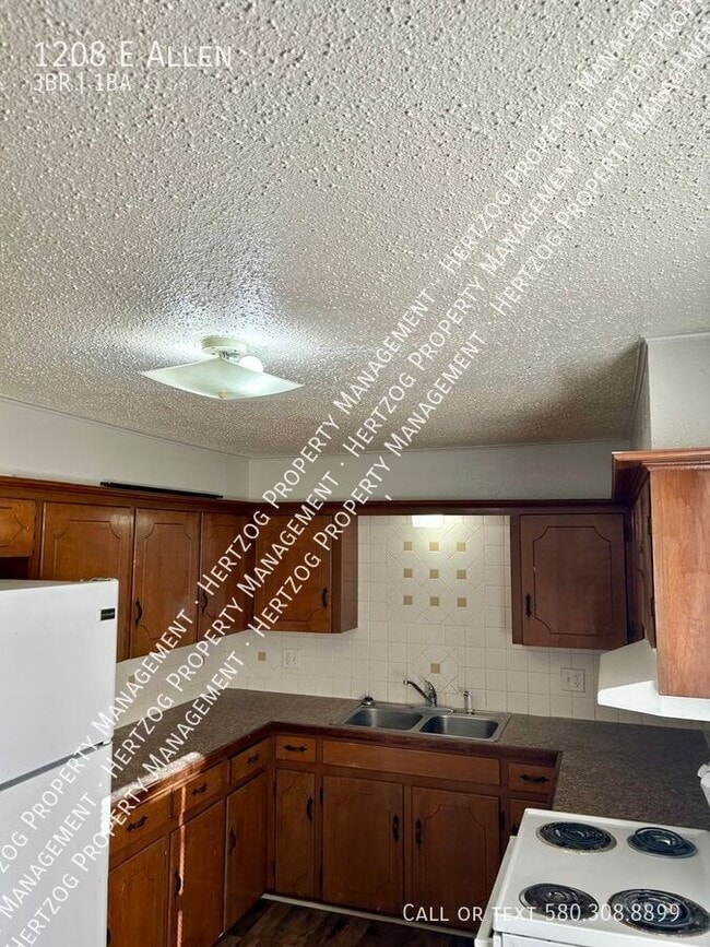 Foto del edificio - 1208 E Allen Ave