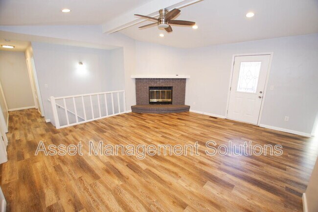 Building Photo - 1 Oak Point Dr