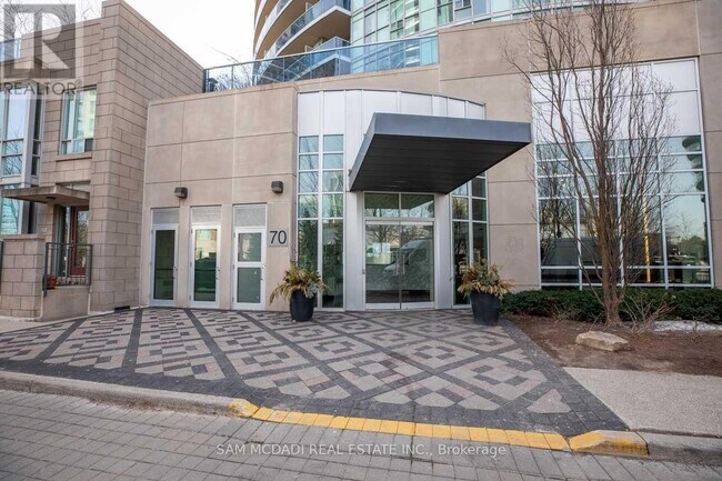 Photo du bâtiment - 70 Absolute Ave