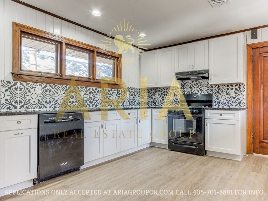 Primary Photo - *COMING SOON!* UPDATED 3 BED/2 BATH DUPLEX...