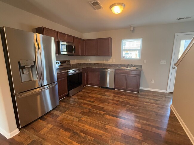 Building Photo - Gorgeous Two bedroom, 2.5 bath townhome in...