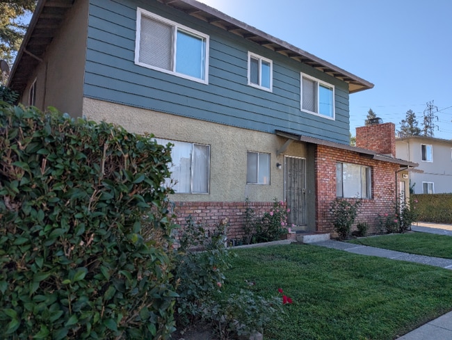 Building Photo - 914 College Dr