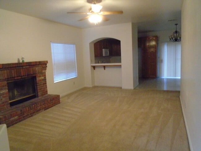Building Photo - NORTHWEST CUTIE !  NEW PAINT AND FLOORING!!!