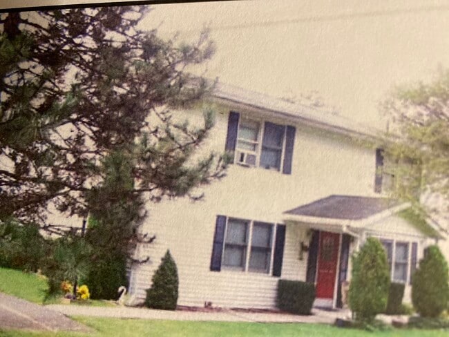 Building Photo - 322 Valley Rd