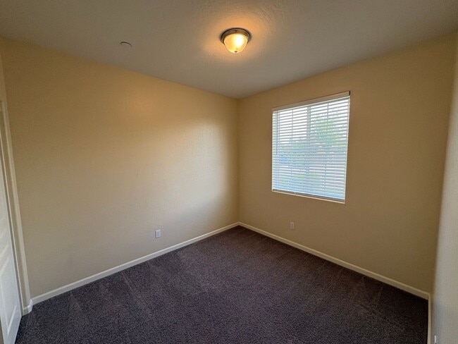 Building Photo - SE Visalia home Available Now!