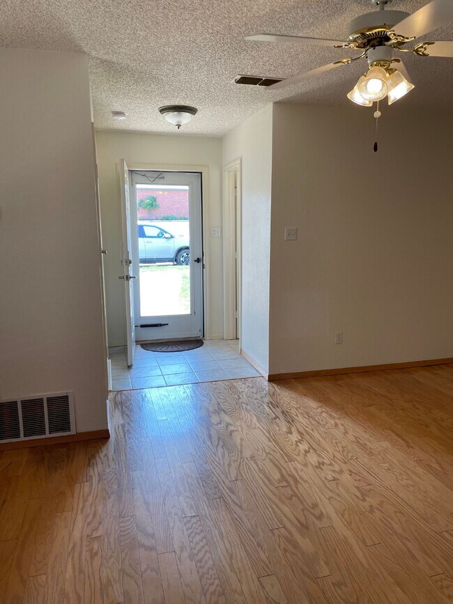 Foto del edificio - Cute 2 bed/2 bath/2 car garage in a great ...