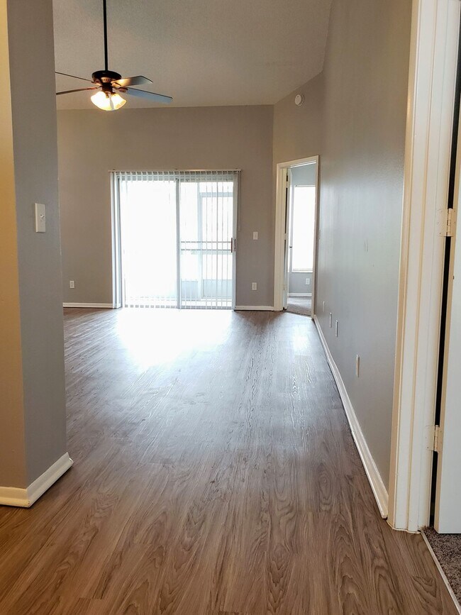 Building Photo - 3 Bedroom 2 Bathroom Home with Garage in O...