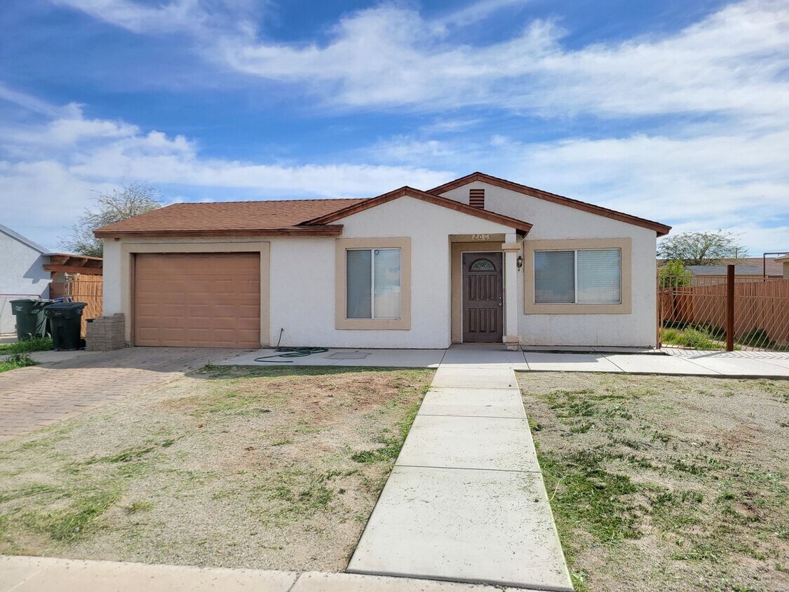 Foto principal - Beautiful Home available in Calexico