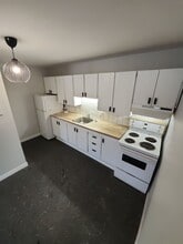 Building Photo - 30 Parkwood Dr