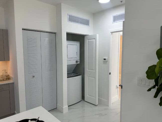 Foto del edificio - 1451 W 29th St