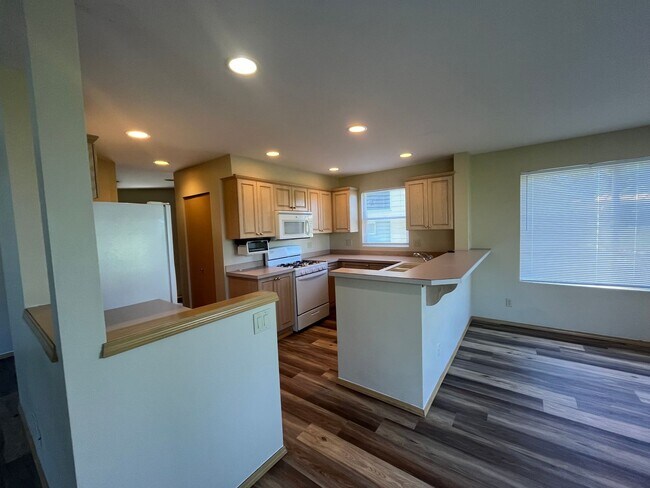 Building Photo - Silverdale home with Sun Room