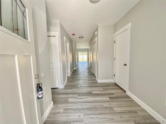 Building Photo - 2129 India Palm Dr