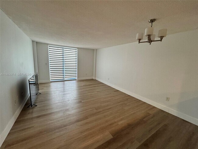 Foto del edificio - 7928 West Dr