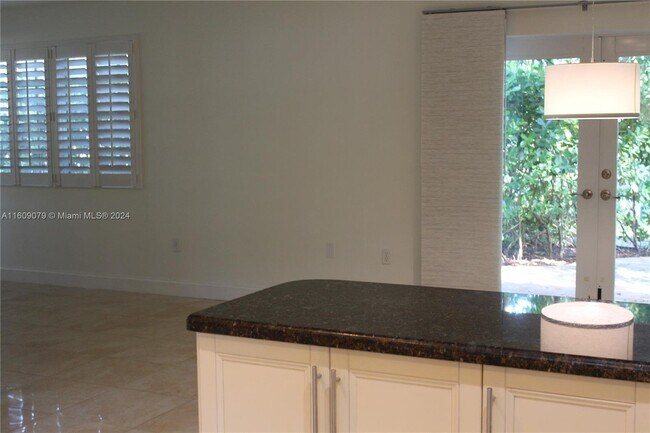 Foto del edificio - 4851 Southwest 57th Avenue, Miami, FL 3315...