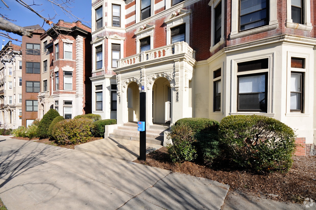 Building Photo - 455 Park Dr