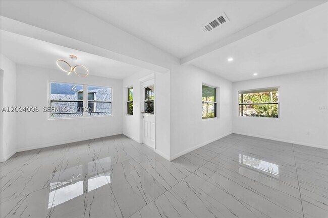 Building Photo - 535 NW 23rd Ave