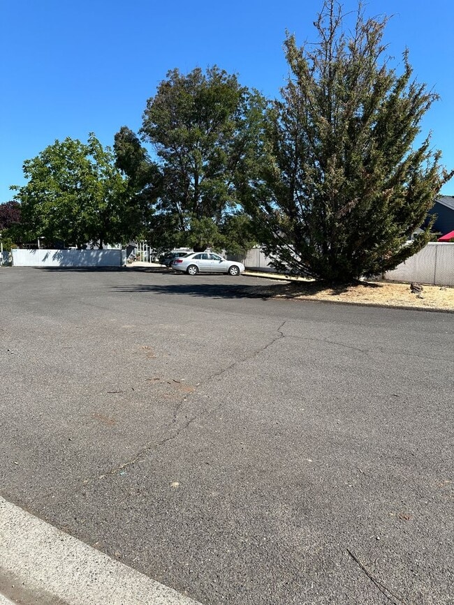 Building Photo - 3 Bedroom 2 Bath Home Available Now