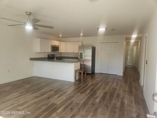 Foto del edificio - 840 W 10th St