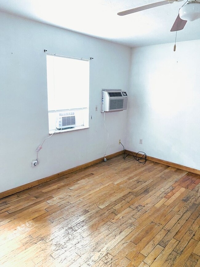 Building Photo - Charming Half Duplex unit