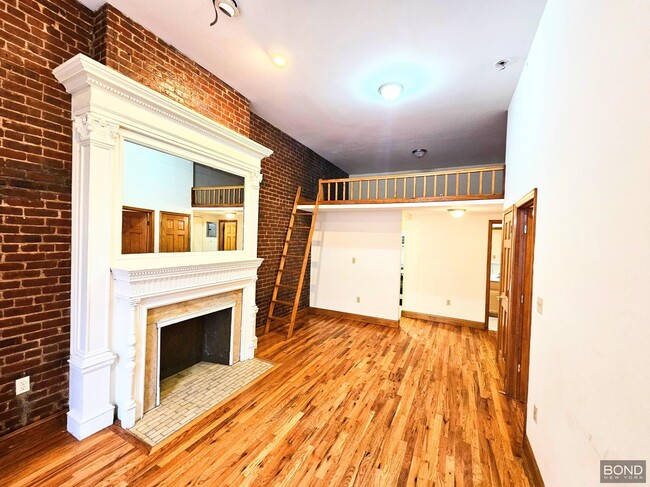 Building Photo - 318 W 105th St