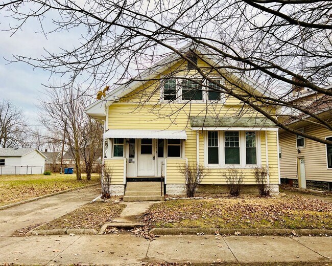 Foto del edificio - South Side 2 Bedroom, 1.5 Bath Stunner with Charm, Space, Garage & a Fenced Backyard!