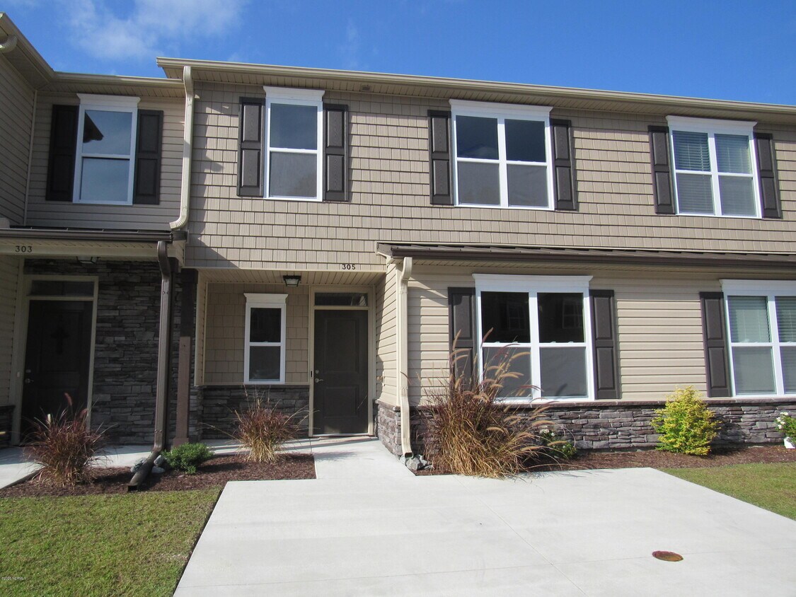 305 Glenellen Loop Rd, Hubert, NC 28544 Townhome Rentals in Hubert NC