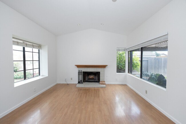 Foto del edificio - Spacious 3 Bedroom  2.5 Bath | East Ventura | Unfurnished