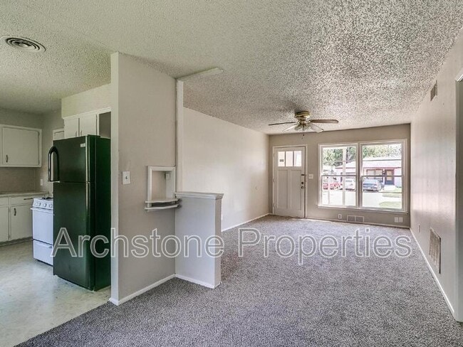 Photo - 2305 Mustang St House