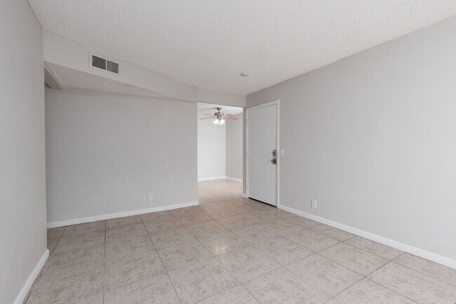 Foto del edificio - Recently renovated 3 br unit on 2nd floor of gated Desert Shores community