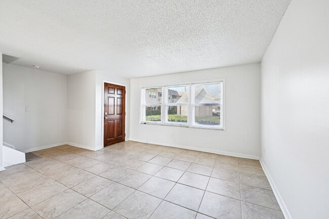 Building Photo - Marina Townhomes