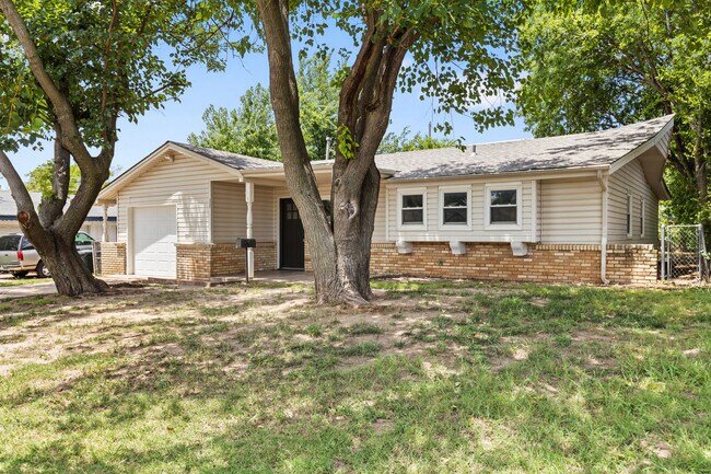 Building Photo - 3325 Del Rancho Rd