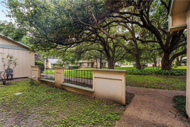 Foto del edificio - 9520 Quail Village Ln