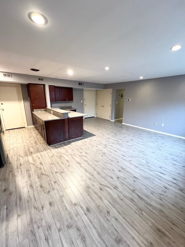 Building Photo - 20301 Shelburne Rd