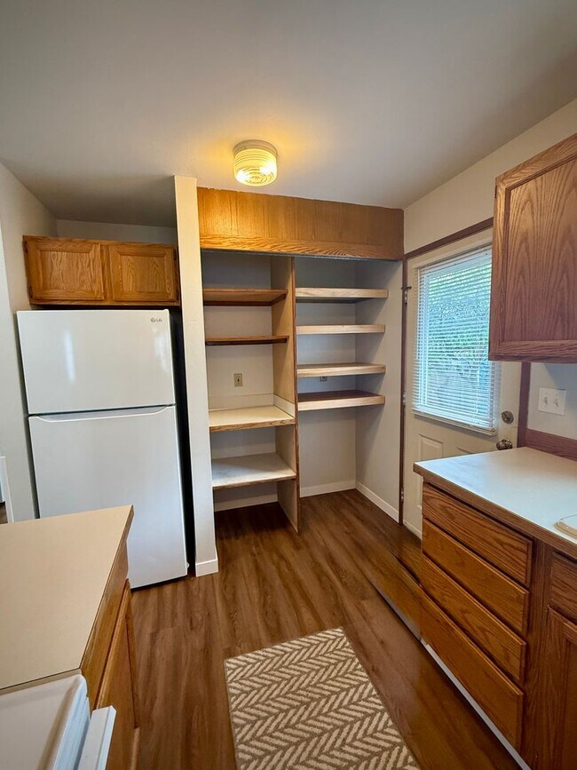 Building Photo - Live in Sunny Land! Updated 2 Bedroom with Great Amenities Available NOW!